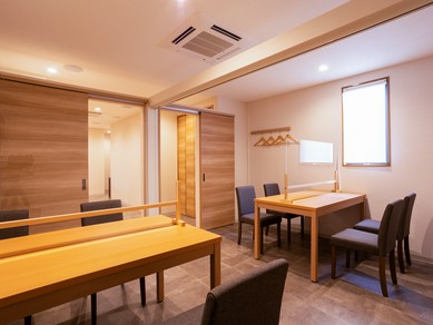 明るくクリーンな店内には、グループで使いやすいテーブル席も