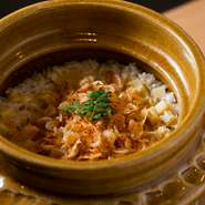 コースの締めくくりには、土鍋で炊きあげる炊き込みご飯を。竹の子と桜えびなど、その時期においしい旬食材で季節を感じさせる一品に仕上がっています。グループの人数に合わせたサイズの土鍋で炊き立てをどうぞ。