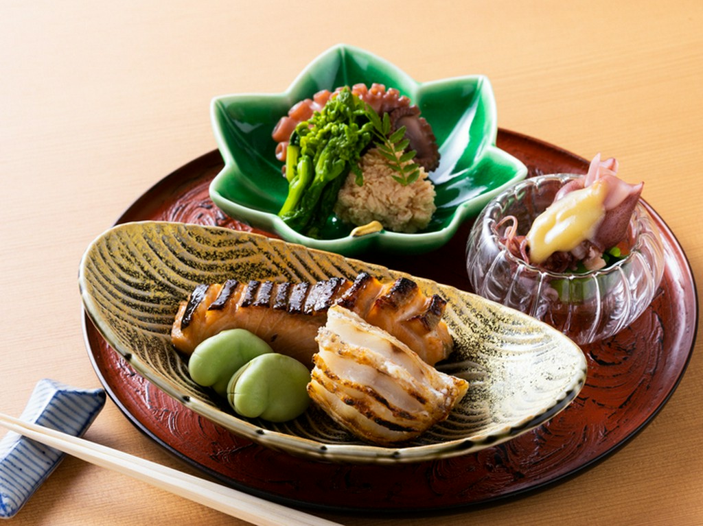 旬魚の焼物を中心に旬を盛り込んだ『炭火焼』