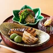 旬魚の焼物を中心に、季節の食材を盛り合わせた『炭火焼』。季節のおいしさを味わえます。魚だけでなく、その時の献立によってはお肉を炭火焼で提供することも。炭火で焼いた魚・肉の味わいは格別です。