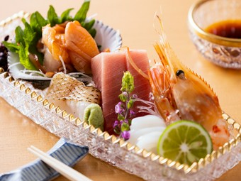 市場直送の鮮魚を美しい盛りで『造り』