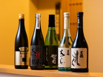地元だけでなく全国の銘酒を揃え、料理とのペアリングも提案