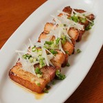 炙って美味しい本格豚バラ炙り焼き！低温調理で熱を入れた豚バラのとろけるような味わいに、バーナーで炙った香ばしさをプラスしています。
(※画像はイメージです。)