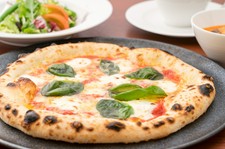 メインのピッツァ・パスタはボリューム満点！
前菜を肴に昼飲みにもオススメです。