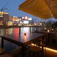 博多の代表的な夜景を観ながら、お食事やスイーツが楽しめます。