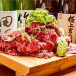 山形県産の特上国産和牛使用！赤字覚悟でお客様に食べてもらいたい贅沢の極み寿司！肉巻きをベースに牛トロをドカーン。さらにその上にネギを豪快にのせた逸品です。大葉とポン酢でお召し上がり下さい！