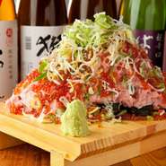 巻き寿司ベースにネギトロをドカーンと北海道産イクラを贅沢にたっぷり使用！誰もが見たらビックリする事間違いなし！是非、手作り醤油でお召し上がりください！
