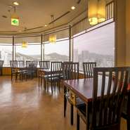ビル11階の眺望レストランから、広島の街の景色を楽しんで