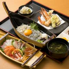 ダブルしらす丼に刺身盛り合わせ、天婦羅や小鉢がついて大満足！『進成丸御膳』