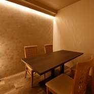 プライベートなシーンに重宝される個室を完備。落ち着いた佇まいの中にも洗練された雰囲気が漂います。子ども連れでも利用ができるのがうれしいところ。子ども用には特別コースの用意をお願いすることも可能です。