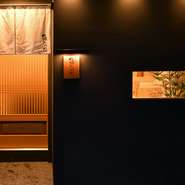 鮮やかな手つきで供される握りを、店主との会話を交えながら味わう至福のひととき。シンプルに研ぎ澄まされた味わいに、日本人としての心が満たされます。料理と合わせて相乗効果がある日本酒と共に。