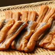 活穴子をふっくら特製のタレで煮ております