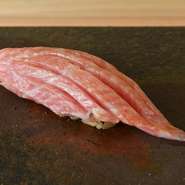 日本各地から仕入れる、近海の本鮪。赤身の濃厚な旨みと脂の甘みが口の中に広がります。