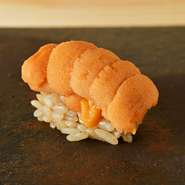 青森の漁師から生きたまま直送してもらうなど、季節毎に一番おいしいものを厳選。プリプリ肉厚の身がふんわりとろける食感が見事です。