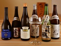 ２０種類以上取り揃えた全国の銘酒よりお気に入りの地酒をお楽しみ頂くも良し。ご希望、お好みに合わせた地酒のご案内も行っております