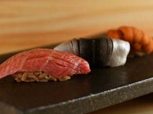 旬を逃さず仕入れる、天然の魚介類