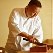 「お客様の大切な時間を預けてもらうという緊張感と責任感を持ち続けています」という中野氏。細やかな心配りを大切にされています。より楽しんでもらいたいとお酒を豊富に取り揃えているのも、もてなしの一つです。