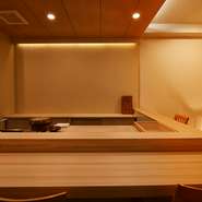 華麗な仕事を眺めながら、会話と料理を楽しむ幸せなひととき。記念日などのお祝いの席にも最適です。個室は小さな子ども連れでも利用が可能。思い出に残る時間を過ごせる一軒です。