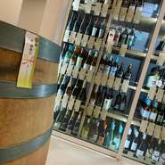 オーナー自らセレクトしているワインは、100種類前後とかなり多め。地元である山形県産ワインやイタリア産・ニューワールドなどを中心としたラインアップです。自宅で飲みたい方向けに小売りも対応されています。