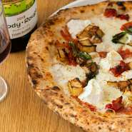 9月は【かほくイタリア野菜】のローザビアンカ（イタリア原産の丸なす）を使っています。さらに、リコッタチーズとサラミを加えた豪華なピッツァ。旬菜や山菜など季節感豊かな素材がトッピングとして登場します。