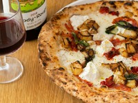 9月は【かほくイタリア野菜】のローザビアンカ（イタリア原産の丸なす）を使っています。さらに、リコッタチーズとサラミを加えた豪華なピッツァ。旬菜や山菜など季節感豊かな素材がトッピングとして登場します。