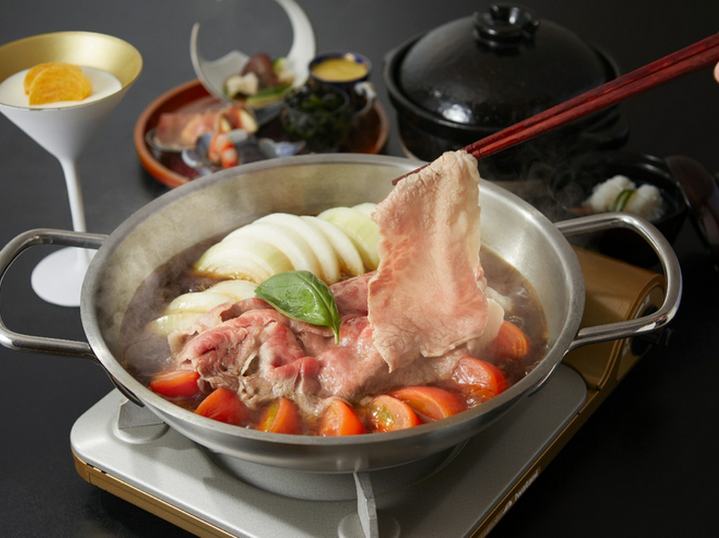 料理長が厳選した旬の食材と「トマトすき焼き」が楽しめる
