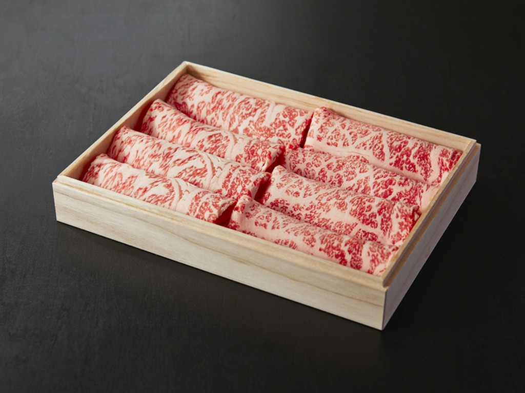 新年にこだわり食材と神戸牛を使用した名物トマトすき焼きを