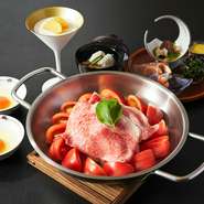 プライベートな空間の個室でゆっくりと会席料理とご一緒にお寛ぎいただけます。
各部屋個室で周りを気にせずプライベート空間で名物トマトすき焼きに舌鼓。