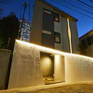 1・2階はテーブル椅子スタイル、3階はお座敷椅子スタイルで各フロアを個室として利用可能。気兼ねなくおくつろぎいただけます。