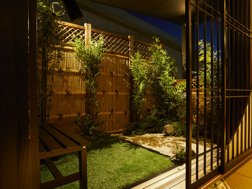 鯉が泳ぐプロジェクションマッピングを設置。