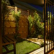 3階の中庭では、鯉が泳ぐプロジェクションマッピングを設置。見る人を楽しませます。