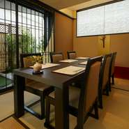 プライベート感を演出する個室を用意しているので、接待だけでなく顔合わせやお祝いの御席としてもご利用いただけます。 