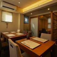 様々なシチュエーションでご利⽤いただける通常のダイニング席から各種個室がございます。
接待や会食にどうぞご利用ください。