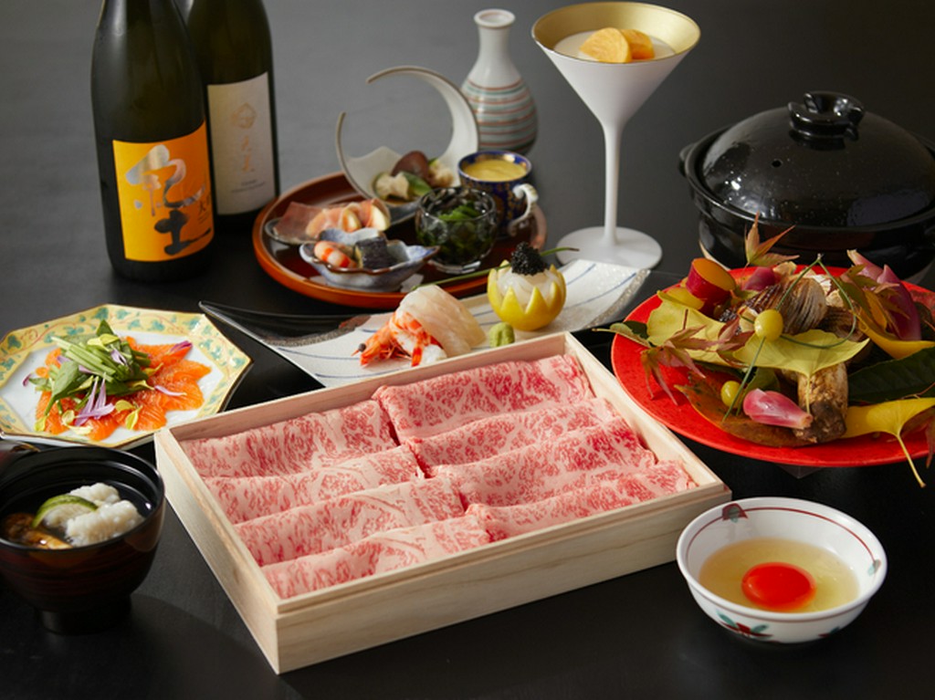 神戸牛を使用したトマトすき焼きで贅沢に味わう。リブロースとサーロインの2種食べ比べをご堪能ください。