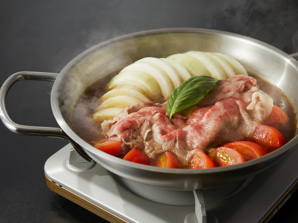 厳選した旬の食材を和の技術と洋のエッセンスを取り入れ、メインのトマトすき焼きに合わせた懐石コース。