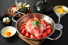本店直伝のトマトすき焼き。お客様の「お肉をたっぷり食べたい！」にお答えした懐石料理です。