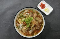 ベトナム料理の一つで,主に鴨 の肉と細麺から作られます,この料理は,新鮮な野菜や香草,特別なソースと一緒に提供され,その独特の風味が魅力です,ベトナムの伝統的な一品で,その美味しさが多くの人々に愛されています