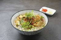 ベトナムの料理で、主に魚肉と細麺から作られる料理です.この料理は、新鮮なハーブやライム、豆もやしと一緒に提供され、独特の風味が楽しめます.ベトナムの伝統的な一品でその美味しさが多くの人々に愛されています