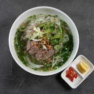 ベトナムの代表的な料理の一つで,そのユニークな風味と深い歴史により,世界中で広く愛されています.この料理は,細麺と牛肉が主成分であり,特別な香辛料とハーブで調理されたスープが特徴です.