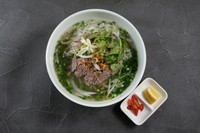 ベトナムの代表的な料理の一つで,そのユニークな風味と深い歴史により,世界中で広く愛されています.この料理は,細麺と牛肉が主成分であり,特別な香辛料とハーブで調理されたスープが特徴です.