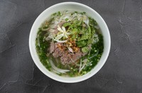ベトナムの代表的な料理の一つで,そのユニークな風味と深い歴史により,世界中で広く愛されています.この料理は,細麺と牛肉が主成分であり,特別な香辛料とハーブで調理されたスープが特徴です.
