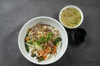 混ぜて食べる新しいタイプのフォー。味の濃さはたれで調整可、うれしいスープ付です。