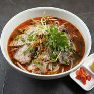 細麺と牛肉からなり,独特のスパイスとハーブで調理されたスープで知られています.新鮮なハーブやライム,豆もやしと一緒に食べられ,その独自の風味が魅力です,ベトナム料理の代表的な一品で,世界中で愛されています