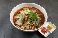 細麺と牛肉からなり,独特のスパイスとハーブで調理されたスープで知られています.新鮮なハーブやライム,豆もやしと一緒に食べられ,その独自の風味が魅力です,ベトナム料理の代表的な一品で,世界中で愛されています