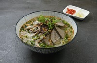 この料理は、主に細麺と豚の臓器を使用して調理され、さらに、もやし、タマネギ、香菜、バジル、コショウ、ライム、唐辛子などのさまざまな種類の野菜と調味料を含んでいます。