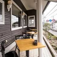 店舗の入り口横に併設されたテラス席は、心地よい風が感じられる人気のエリアです。2人掛けのシートが並び、休日のデートにぴったり。おいしい料理をシェアして味わえば、楽しい会話が弾みそうです。