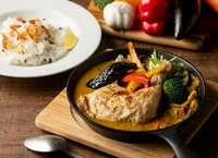 店自慢のスープカレーに合わせるのは、ボリューム満点のチキンレッグ。じっくり煮込んでから油でカリッと揚げ、ジューシーな旨みを閉じ込めます。彩りのよい8種の野菜が添えられて、栄養バランスも抜群です。