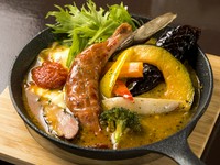 彩りのよい8種の野菜に食べごたえ抜群の骨付きウインナー、北海道の農家のベーコンが入ったボリューム満点の一品。香ばしくコクのある炙りチーズやタイム風味のトマトソースが添えられ、“味変”も楽しめます。