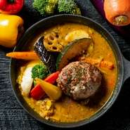 精肉店ならではの強みをいかし、新鮮な黒毛和牛を店内でミンチに。スチームコンベクションオーブンを使って、ふっくら・やわらかく焼き上げます。ハンバーグを丸ごと乗せた一皿は、自分へのご褒美にぴったりです。