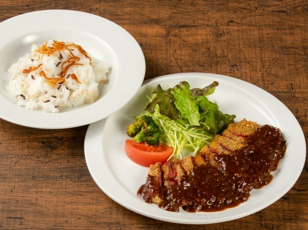 厳選した“牛サガリ”を存分に味える『サガリのビーフデミカツ』